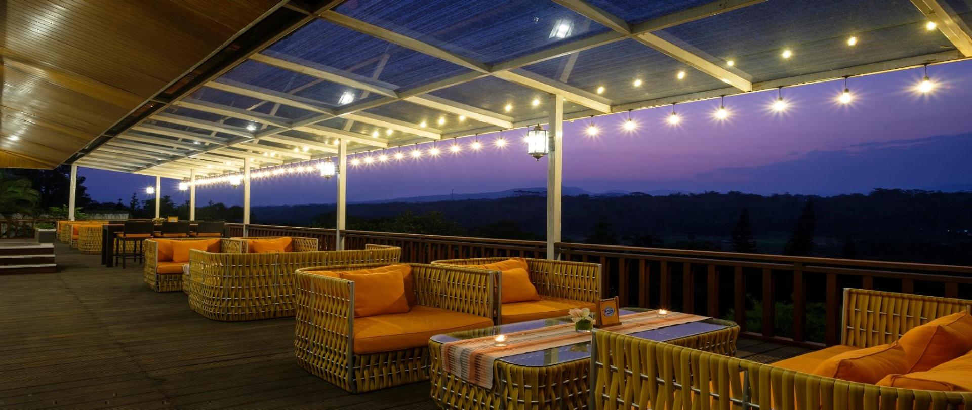 Pringgodani Balcony Night.jpg